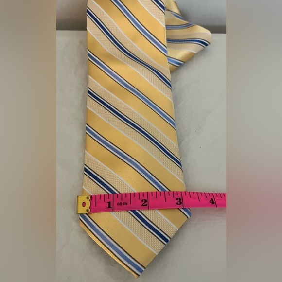 EUC Croft & Barrow Men’s Silk Tie Yellow w/Blue Stripe Pattern; Approx 3” x 60” - Picture 5 of 8